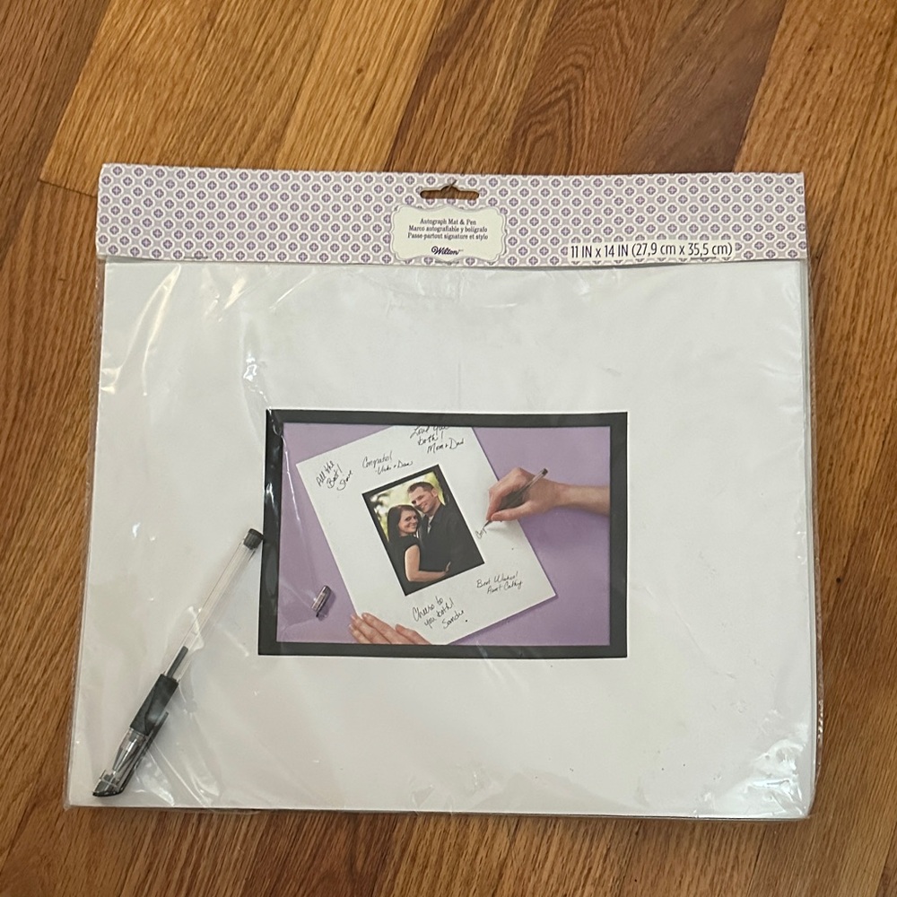 Wilton White Autograph Mat with Pen